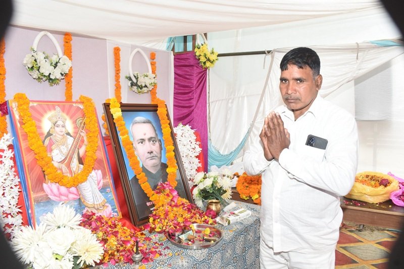 श्रद्धांजलि अर्पित